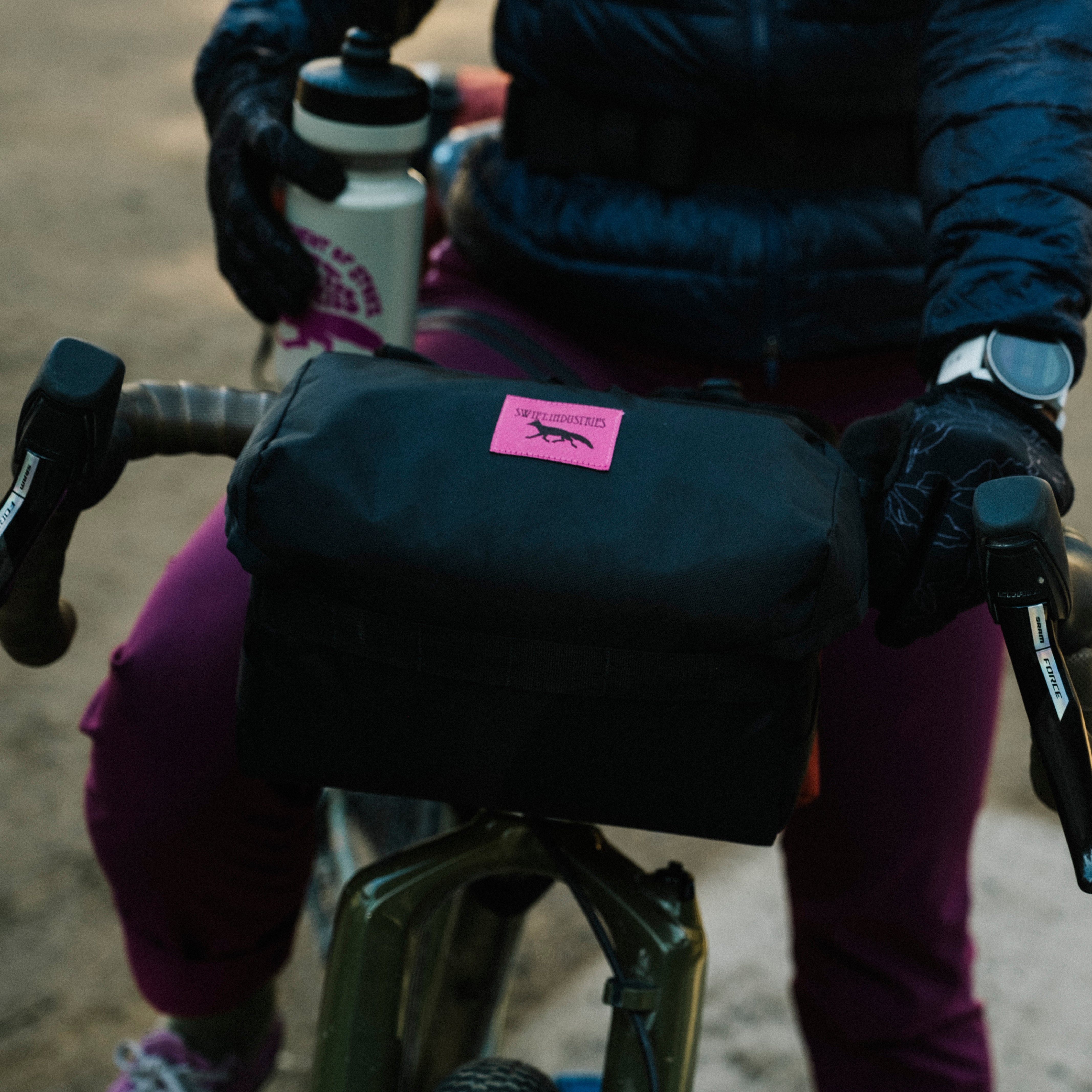 SWIFT INDUSTRIES Capstone Handlebar Bag黒 Capstone Handlebar Bag – Swift Industries